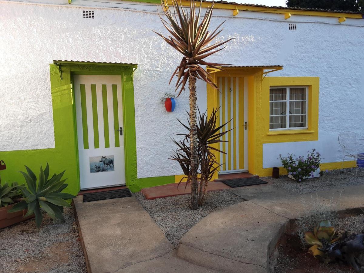 Kai-Oms Backpackers Lodge Outjo Exterior photo