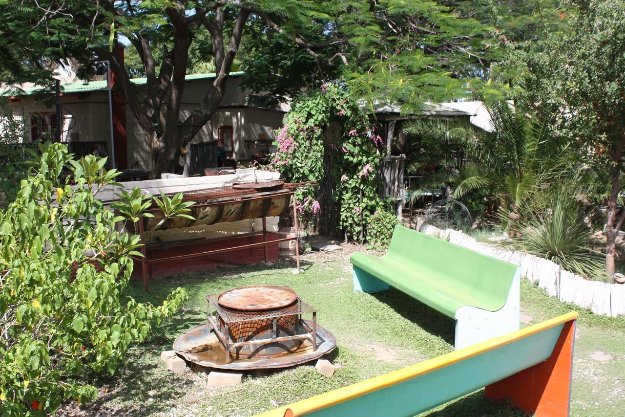 Kai-Oms Backpackers Lodge Outjo Exterior photo