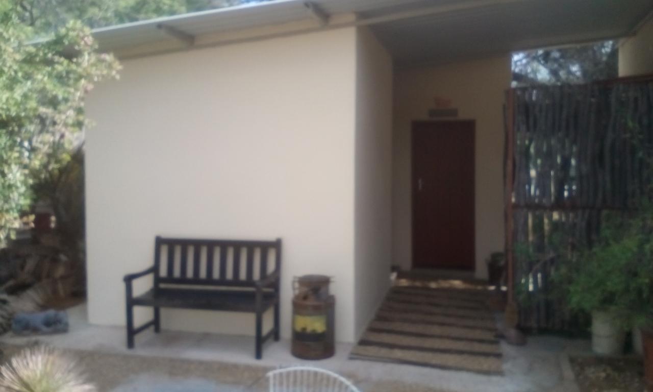 Kai-Oms Backpackers Lodge Outjo Exterior photo